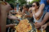 Грузины съели гигантский хачапури за полторы минуты