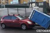 Курьезное ЧП в Киеве: на авто упал биотуалет с женщиной внутри. ФОТО
