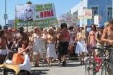 Сотни женщин в США вышли на улицы топлес, требуя равных прав с мужчинами