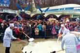 «Народная забава»: россиян вновь покормили блинами с лопаты. ФОТО
