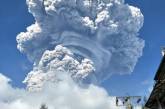 Извержение вулкана Синабунг. ФОТО