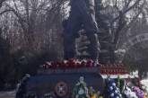 Соцсети высмеяли новый памятник российским «добровольцам» в Луганске. ФОТО