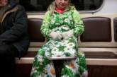 Украинцев насмешила «женщина-весна» в харьковском метро. ФОТО