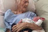Разница в 100 лет: милые снимки прабабушек со своими правнуками. Фото