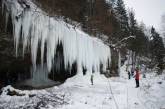 Скала с замерзшим водопадом привлекает толпы туристов. ФОТО