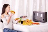 Врачи рассказали о вреде приема пищи перед телевизором