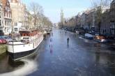 В Амстердаме можно кататься по каналам на коньках. ФОТО