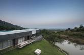 Модернистский дом с бассейном на крыше в Индии. ФОТО