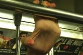 Причудливые руки пассажиров метро в Instagram. ФОТО