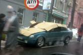 Киевлянин придумал забавный способ защитить авто от сосулек. ФОТО