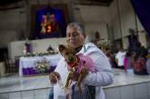 Хозяева молятся за здоровье собак в Никарагуа. ФОТО