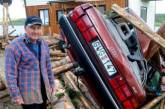 Дом пожилого шведа в третий раз разрушили летящие бревна