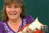 Австралийка спасла белого вомбата от голодной смерти