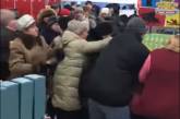 В России произошла массовая драка за акционные чашки в магазине