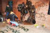 В Британии вандалы осквернили памятник Дэвиду Боуи. ФОТО