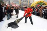 Китайский художник изготовил самую большую кисть в мире