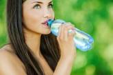 Диетолог рассказал, почему вредно пить много воды