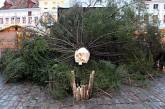 Таллинскую полицию попросили разобраться с падением елки