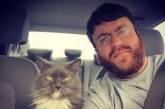 Недовольный кот и его хозяин стали новым мемом. ФОТО