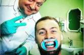 Этот стоматолог похож на Добкина и Зеленского одновременно. ФОТО