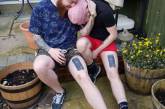 Двое приятелей набили на ногах изображение любимого сидра. ФОТО