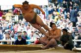 На весеннем фестивале сумо выступили сильнейшие борцы. ФОТО