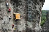 Китайцы открыли подвесной магазин на скале. ФОТО