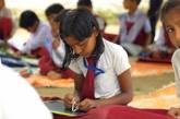 В индийской школе одновременно пишут левой и правой рукой. ФОТО