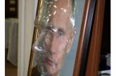 Посмертная маска: соцсети потешаются над необычным портретом Путина. ФОТО