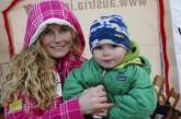 Американская горнолыжница совершила спуск в платье и с ребенком на руках