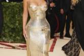 Ким Кардашьян обтянула пышные формы золотистым платьем. ФОТО