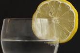 Свежий лимонный сок может помешать беременности 