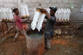 Производство резиновых перчаток в Пакистане.ФОТО