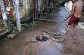 Работа чистильщика канализации в Бангладеш. ФОТО