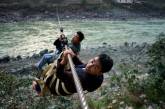 Жители китайской деревни используют стальной канат для переправы через реку. ФОТО