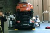 Горе-парковщик отеля припарковал Porsche 911 под кроссовер Subaru. ФОТО