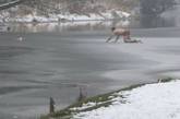 Полуголый англичанин помог своему псу вылезти из ледяной реки