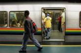 Бумаги не хватает: в Венесуэле властям пришлось сделать метро бесплатным. ФОТО
