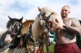 Тысячи конных экипажей начали путь на ярмарку лошадей Эпплби. ФОТО
