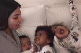 Ненакрашенная Ким Кардашьян опубликовала новое фото со всеми своими детьми