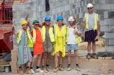 Британские строители пришли на работу в платьях, чтобы обойти запрет на ношение шорт. ФОТО