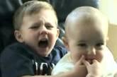 Британская семья разбогатела благодаря домашнему видео, где малыш кусает брата за палец