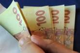 Азаров назвал ненормальными зарплаты в 3 тысячи