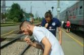 В России болельщикам пришлось чистить зубы на улице из-за вони в поезде. ФОТО