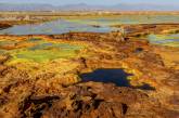 Опасные кислотные озера в африканской пустыне. ФОТО