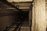 В Запорожье женщина с маленьким ребенком упала в шахту лифта 