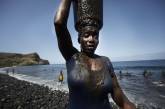 Женщины воруют песок в Кабо-Верде.ФОТО