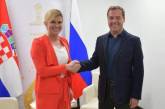 Соцсети потешаются над Медведевым, внезапно «подросшим» до президента Хорватии. ФОТО