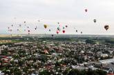 100 воздушных шаров в небе над Литвой. ФОТО