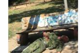 «Не дошел до Лондона»: боевик, спящий под лавочкой, насмешил Сеть. ФОТО